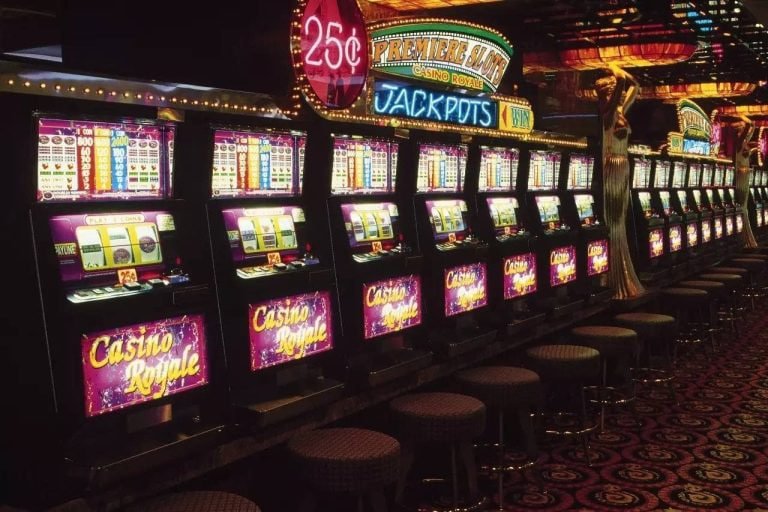 Tampilan kategori permainan slot di rajajp menampilkan kartu permainan untuk Aviator, Sweet Bonanza, Gates of Olympus, dan slot lainnya